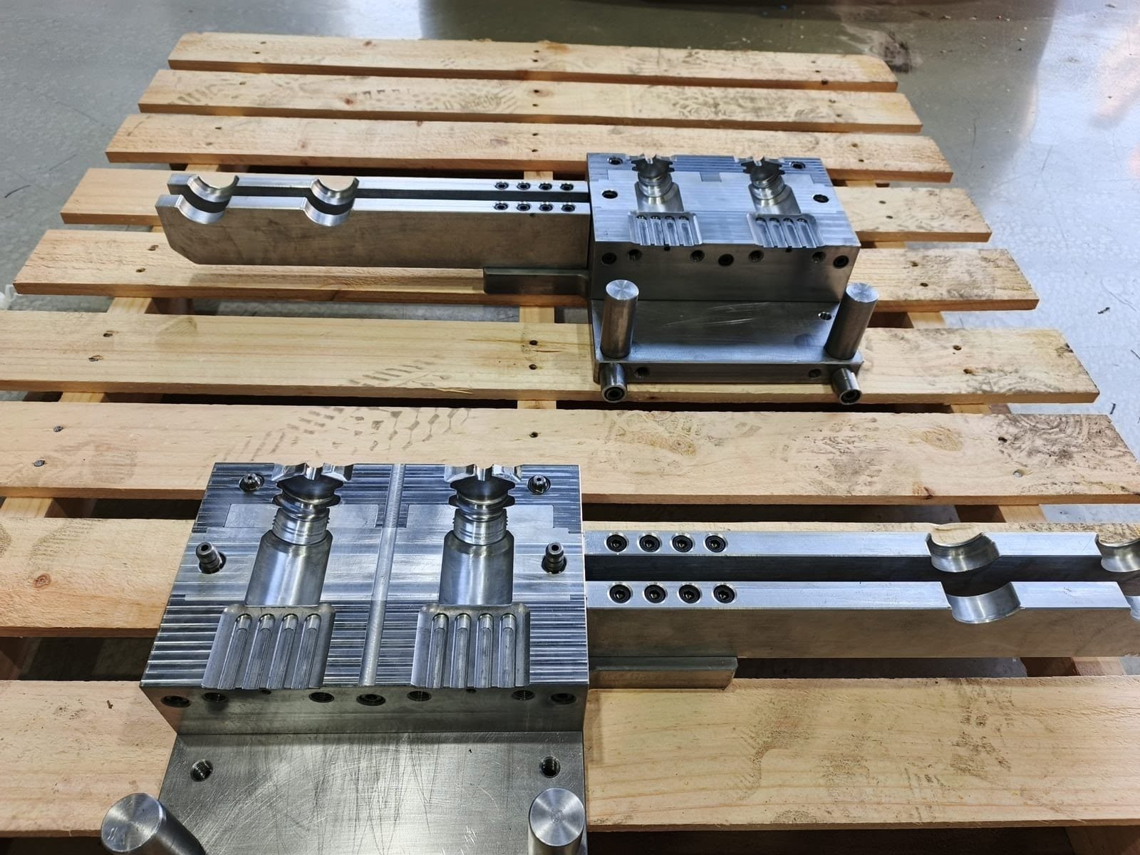 HDPE multi-cavity extrusion blow mold (EBM)