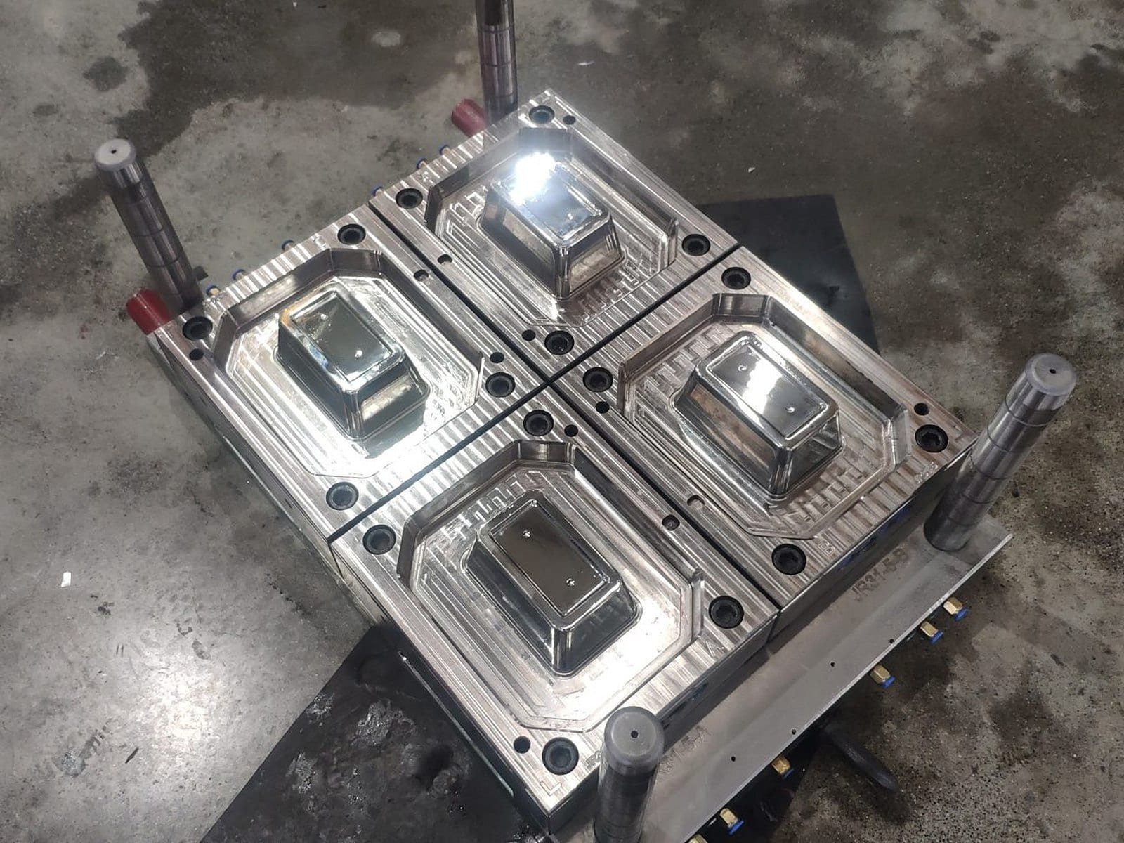 Multi-cavity closure injection molds (IM)