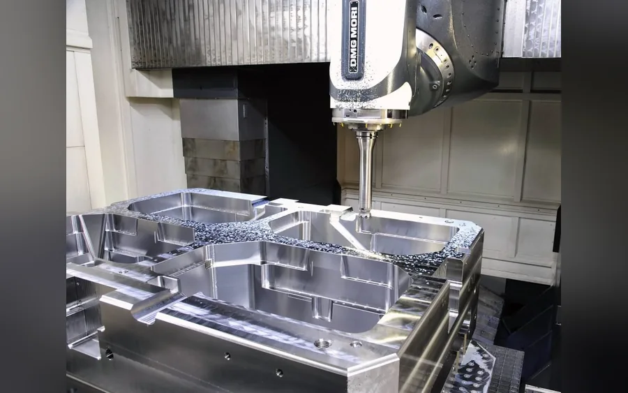 قالب متعدد التجاويف مثبَّت على مركز تشغيل CNC في عمّان